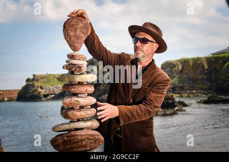 Pictured Stone Stacker Creator und Gründer James Craig Page 2021 Edinburgh Science Festival lässt keine Wünsche offen Stockfoto