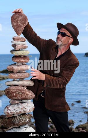 Pictured Stone Stacker Creator und Gründer James Craig Page 2021 Edinburgh Science Festival lässt keine Wünsche offen Stockfoto