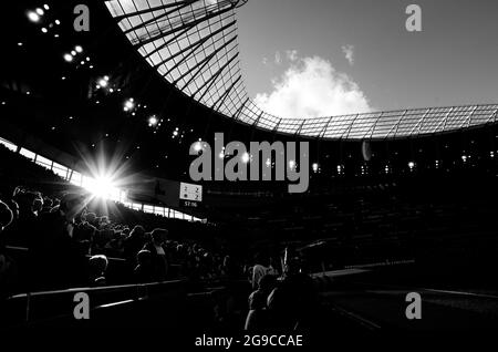 LONDON, ENGLAND - 1. März 2020: Silhouetten von Fans auf den Ständen des Spielortes, die während des Spiels der Premier League 2020/21 zwischen dem Tottenham Hotspur FC und dem Wolverhampton FC im Tottenham Hotspur Stadium abgebildet wurden. Stockfoto