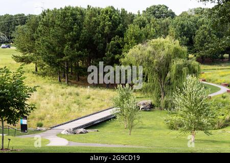 Eine Promenade führt durch den Ann and Jim Goodnight Park im North Carolina Museum of Art in Raleigh, NC, USA. Stockfoto