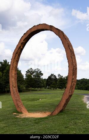 Gyre von Thomas Sayre im Ann and Jim Goodnight Museum Park im North Carolina Museum of Art in Raleigh, NC, USA. Stockfoto