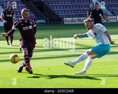 Edinburgh, Großbritannien. Juli 2021. Premier Sports Cup - Heart of Midlothian / Inverness Caledonian Thistle 25/7/2021. Hearts ist Gastgeber von Inverness Caledonian Thistle beim Premier Sports Cup im tynecastle Park, Edinburgh, Midlothian. Bild zeigt: Inverness Caley Forward, Michael Gardyne, schießt für Tor Kredit: Ian Jacobs/Alamy Live News Stockfoto