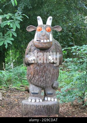 Fiktive Figur der Gruffalo als Holzskulptur auf einem kinderfreundlichen Spaziergang im Wald bis zum Aussichtspunkt am Orrest Head, Lake Windermere. Stockfoto