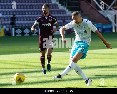 Edinburgh, Großbritannien. Juli 2021. Premier Sports Cup - Heart of Midlothian / Inverness Caledonian Thistle 25/7/2021. Hearts ist Gastgeber von Inverness Caledonian Thistle beim Premier Sports Cup im tynecastle Park, Edinburgh, Midlothian. Bild zeigt: Inverness Caley Verteidiger, Robbie Deas, schießt um das Tor. Quelle: Ian Jacobs/Alamy Live News Stockfoto