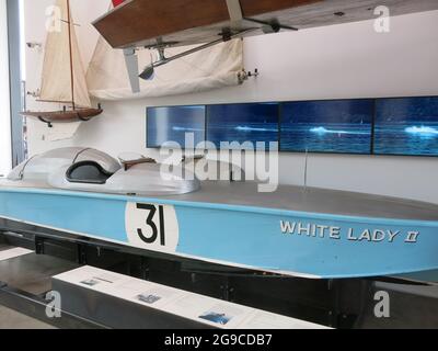 Als Motorboot, das mit hoher Geschwindigkeit über die Wasseroberfläche schweben sollte, sank das Wasserflugzeug „White Lady II“ bei einem Rennen im Jahr 1937 auf dem Lake Windermere. Stockfoto