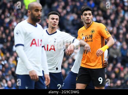 LONDON, ENGLAND - 1. März 2020: DELE Alli aus Tottenham und Raul Jimenez aus Wolverhampton, aufgenommen während des Spiels der Premier League 2020/21 zwischen dem FC Tottenham Hotspur und dem FC Wolverhampton im Tottenham Hotspur Stadium. Stockfoto