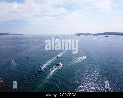 Luftaufnahme auf blauem Wasser des Golfs von Saint-Tropez und Segelboote in der Nähe von Port Grimaud und Port Cogolin, Französische Riviera, Provence, Frankreich im Sommer Stockfoto