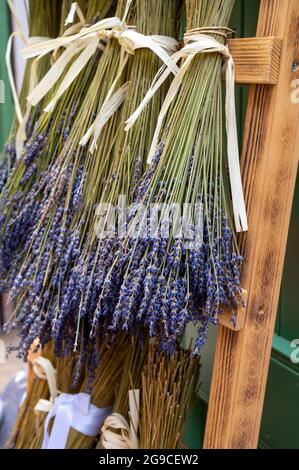 Trauben von aromatischen getrockneten Lavendel- oder Lavandin-Blumen zum Verkauf im Geschäft in der Provence, Frankreich Stockfoto