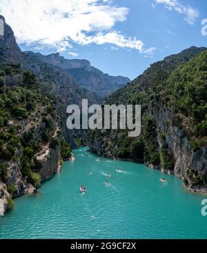 Nationalpark Grand Canyon du Verdon und türkisfarbenes Wasser der Berge See Sainte Croix und Verdon Fluss, Urlaub in Frankreich im Sommer Stockfoto