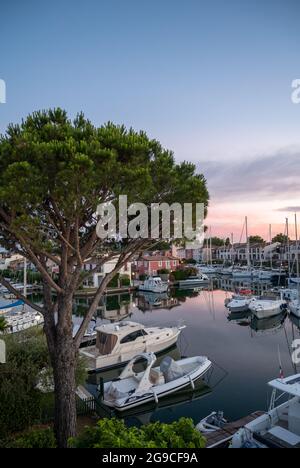 Blick auf kleine Häuser und Segelboote in Port Grimaud, Französische Riviera, Provence, Frankreich bei Sonnenuntergang Stockfoto