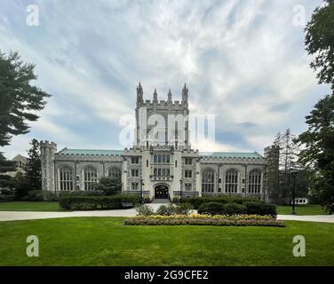 Poughheepfsie, NY - USA - 24. Juli 2021: Horizontale Ansicht der Frederick Ferris Thompson Memorial Library, die 1905 erbaut wurde und die Hauptbibliothek von VA ist Stockfoto