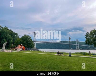 Poughteepsie, NY - USA - 24. Juli 2021: Horizontale Ansicht des Victor C Waryas Park, entlang des Hudson River, mit der Mid-Hudson Bridge im hinteren Teil. Stockfoto