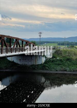 New Paltz, NY - USA - 24. Juli 2021: Vertikale Sonnenuntergangsansicht der Carmine Liberta Memorial Bridge, einer zweispurigen Stahlbrücke über die Wand Stockfoto