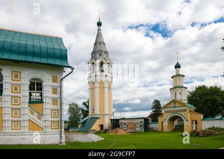 Der Glockenturm und die Heiligen Tore. Kathedrale der Auferstehung Christi in der Stadt Tutaev Stockfoto