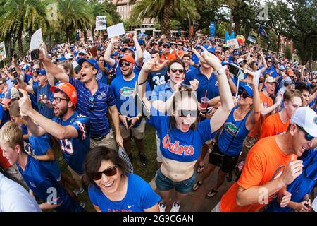 Gainesville, FL, USA - 5. Oktober 2019: Eine riesige Schar von Fans der University of Florida jubelt wild, als sie am ESPN College Gameday teilnehmen. Stockfoto