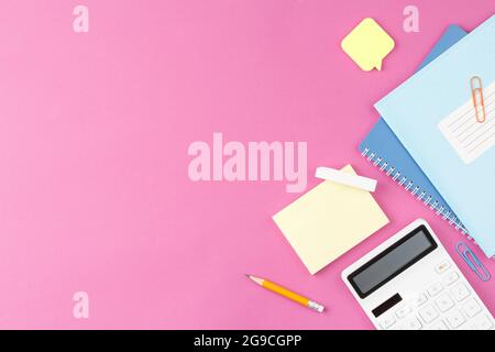 Schulbedarf auf dem Schreibtisch. Stockfoto