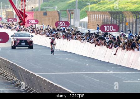 Shizuoka, Japan. Juli 2021. Anna Kiesenhofer (AUT) Radsport: Frauen-Straßenrennen während der Olympischen Spiele in Tokio 2020 auf dem Fuji International Speedway in Shizuoka, Japan. Quelle: Shutaro Mochizuki/AFLO/Alamy Live News Stockfoto