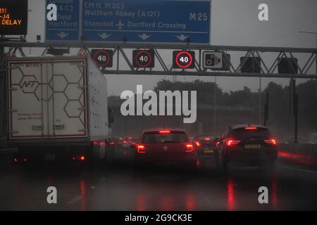 Geschwindigkeitsbeschränkungen anstelle von 40 km/h für den Autobahnverkehr auf der M25 Dartford Crossing an einem Tag mit widrigen Wetterbedingungen und Sturzfluten Stockfoto