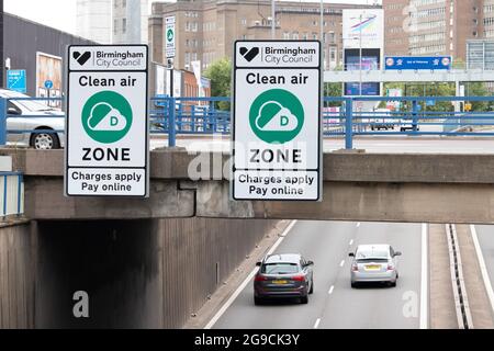 Zeichen der Clean Air Zone warnen vor Strafgebühren, die beim Fahren in der Clean Air Zone in Birmingham, Großbritannien, anfallen. Stockfoto