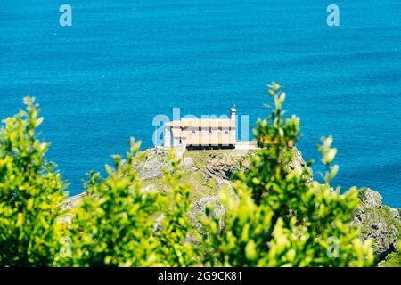 Foto der sonnigen Landschaft mit der Einsiedelei San Juan de Gastegulatxe Sanctuary in Bermeo Bilbao am Kantabrischen Meer von Spanien an einem Sommer da Stockfoto