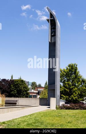 Das Kreuz- und reflektierende Becken vor der Kapelle des heiligen Ignatius auf dem Campus der Seattle University in Seattle, Washington, USA. Stockfoto