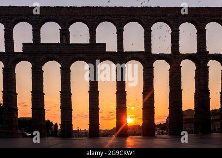 Sonnenaufgang über dem römischen Aquädukt von Segovia in Spanien. Es wurde von der UNESCO zum Weltkulturerbe erklärt. Stockfoto