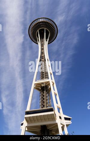 Blick auf die Space Needle an einem sonnigen Sommertag in Seattle, Washington, USA. Stockfoto