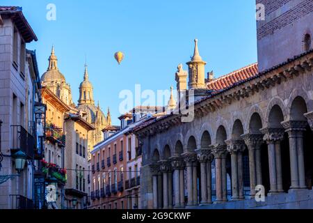 Ein Luftballon fliegt über die Kathedrale von Segovia und die Kirche San Martin. Segovia, Spanien. Stockfoto