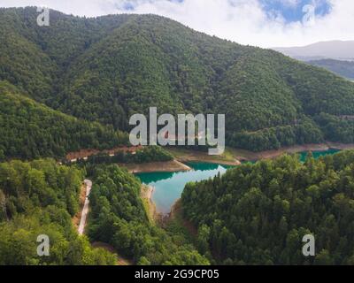 Bergsee. Türkisfarbener See, umgeben von Bergen. Natur im Freien Reiseziel, Nationalpark Tara, Zaovine See, Serbien Stockfoto