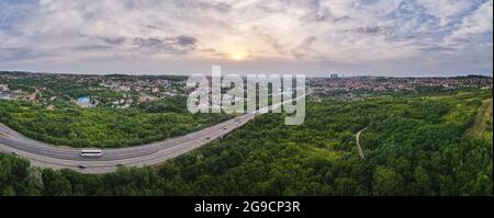 Panorama-Sonnenuntergangsansicht von Belgrad, Serbien. Osttor von Belgrad. Blick auf Belgrad im Hintergrund, Wahrzeichen des östlichen Stadttors mit schöner Sonne Stockfoto