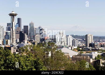 Der Blick auf die Skyline von Seattle, Washington, USA, vom Kerry Park im Queen Anne Viertel. Mount Rainier liegt in der Ferne. Stockfoto