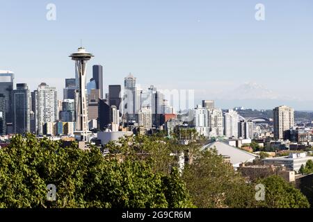 Der Blick auf die Skyline von Seattle, Washington, USA, vom Kerry Park im Queen Anne Viertel. Mount Rainier liegt in der Ferne. Stockfoto