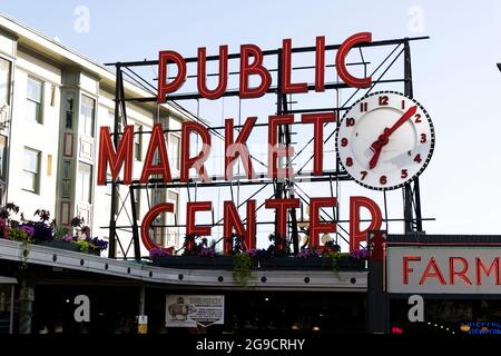 Das berühmte Public Market Schild am Pike Place Market in Seattle, Washington. Stockfoto