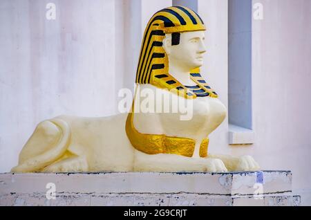 Der Scottish Rite Temple, auch bekannt als Temple Downtown, zeigt zwei sphynx-Statuen am Eingang, 23. Juli 2021, in Mobile, Alabama. Stockfoto