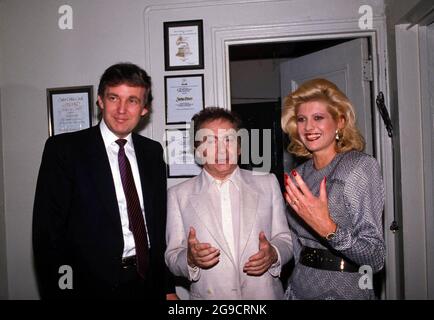 JACKIE MASON (geboren Yacov Moshe Maza; 9. Juni 1928 - 24. Juli 2021) war ein amerikanischer Stand-up-Komiker, Film- und Fernsehschauspieler, berühmt für seinen jiddischen Akzent und Borscht-Gürtel-Comedy-Stil. DATEI-FOTO: New York, New York, USA: DONALD TRUMP, JACKIE MASON und IVANA TRUMP, Ca. 1980. (Bild: © Judie Burstein/ZUMA Wire) Stockfoto