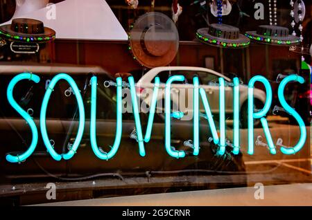 Ein Schild wirbt für Souvenirs in einem Geschäft in der Dauphin Street, 23. Juli 2021, in Mobile, Alabama. Der Tourismus ist ein wichtiger Teil der lokalen Wirtschaft. Stockfoto