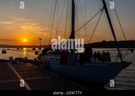 Courtmacsherry, West Cork, Irland. Juli 2021. Die Sonne geht über der Courtmacsherry Marina nach einem Tag mit herrlichem Sonnenschein und sehr warmen Temperaturen unter. Met Éireann prognostiziert Regen und Gewitter ab morgen. Quelle: AG News/Alamy Live News Stockfoto