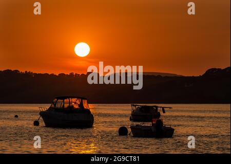 Courtmacsherry, West Cork, Irland. Juli 2021. Die Sonne geht über der Courtmacsherry Marina nach einem Tag mit herrlichem Sonnenschein und sehr warmen Temperaturen unter. Met Éireann prognostiziert Regen und Gewitter ab morgen. Quelle: AG News/Alamy Live News Stockfoto