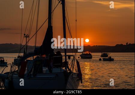 Courtmacsherry, West Cork, Irland. Juli 2021. Die Sonne geht über der Courtmacsherry Marina nach einem Tag mit herrlichem Sonnenschein und sehr warmen Temperaturen unter. Met Éireann prognostiziert Regen und Gewitter ab morgen. Quelle: AG News/Alamy Live News Stockfoto