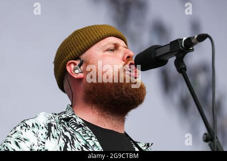 Tom Walker tritt am dritten Tag des Tramlines Festivals auf der Hauptbühne auf Stockfoto