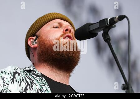 Tom Walker tritt am dritten Tag des Tramlines Festival in, am 7/25/2021, auf der Hauptbühne auf. (Foto von Isaac Parkin/News Images/Sipa USA) Quelle: SIPA USA/Alamy Live News Stockfoto