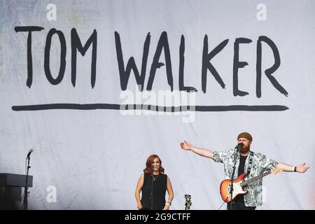 Tom Walker tritt am dritten Tag des Tramlines Festival in, am 7/25/2021, auf der Hauptbühne auf. (Foto von Isaac Parkin/News Images/Sipa USA) Quelle: SIPA USA/Alamy Live News Stockfoto