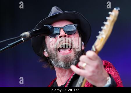 Gaz Coombes von Supergrass tritt am dritten Tag des Tramlines Festivals in, am 7/25/2021, auf der Hauptbühne auf. (Foto von Isaac Parkin/News Images/Sipa USA) Quelle: SIPA USA/Alamy Live News Stockfoto