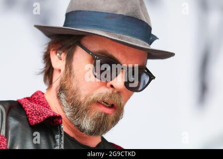 Gaz Coombes von Supergrass tritt am dritten Tag des Tramlines Festivals in, am 7/25/2021, auf der Hauptbühne auf. (Foto von Isaac Parkin/News Images/Sipa USA) Quelle: SIPA USA/Alamy Live News Stockfoto