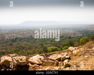 Buschfeuerrauch verdeckt die Wunaamin Miliwundi Ranges, Gibb River Road, Kimberley, Western Australia Stockfoto