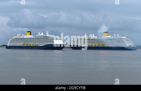 25/07/2021 Gravesend Reach DIE beiden Geister von SAGA, Discovery and Adventure, treffen sich heute Nachmittag in Gravesend Reach. Stockfoto