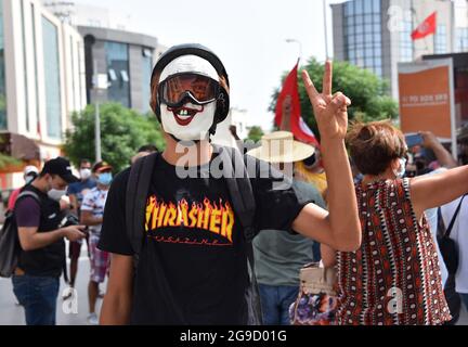 Tunis, Tunesien. Mai 2020. Ein Protestler mit einer Clownsmaske macht eine Siegesgeste, Während einer Kundgebung gegen die Ennahdha-Partei und die Regierung vor dem Parlament rief der Oberste Rat für Jugend am Tag der Republik zu Protesten auf, die eine Veränderung des politischen Systems während einer Übergangszeit von 6 Monaten forderten, während er den Präsidenten der Republik, Qais Saied, beibehalte. (Bild: © Jdidi Wassim/SOPA Images via ZUMA Press Wire) Stockfoto