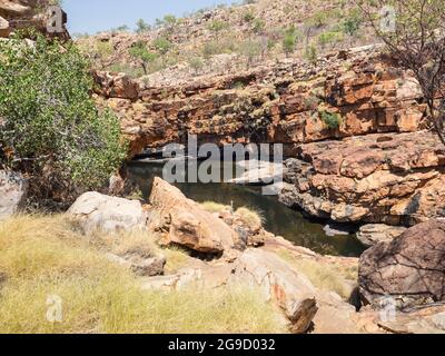 Die Sandsteinfelsen der Bell Gorge bilden ein beliebtes Schwimmloch entlang der Gibb River Road, Kimberley, Westaustralien. Stockfoto