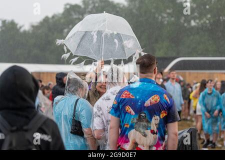 Standon, Hertfordshire, Großbritannien. Juli 2021. Die Menschen werden beim Standon Calling Music Festival von sintflutartigen Regenfällen und Gewittern erfasst Credit: Julian Eales/Alamy Live News Stockfoto