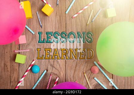 Text mit Inspiration Lessons Learned. Konzeptionelle Foto das Wissen oder Verständnis durch Erfahrung gewonnen bunte Geburtstagsparty Designs hell Stockfoto